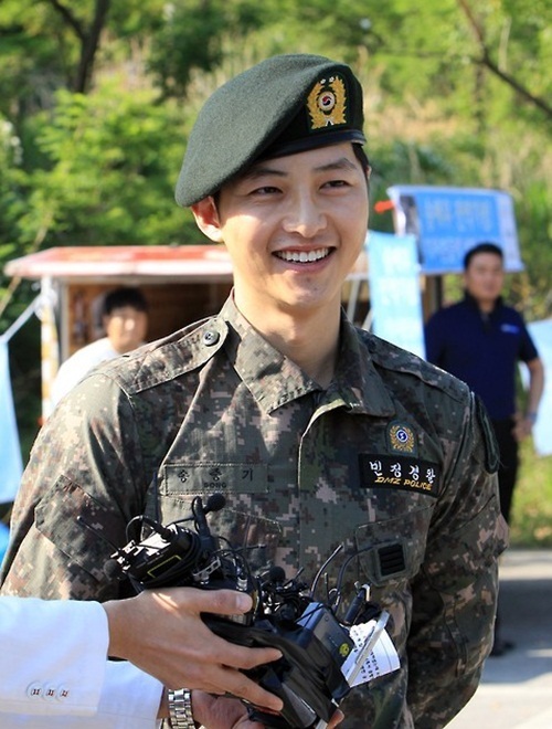 ▲ 송중기 제대 송혜교, 22사단 수색대에서 군 복무를 마치고 26일 전역한 송중기가 부대 인근에서 기다리던 취재진과 팬들에게 전역신고를 하고 있다.