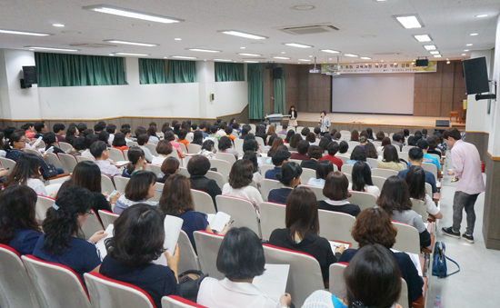 ▲ 광명교육지원청(교육장 최화규)은 26일 철산초등학교에서 관내 24개 초등학교 교사 210명을 대상으로 ‘2015 초등 교육과정 재구성 역량 강화 연수’를 실시했다.