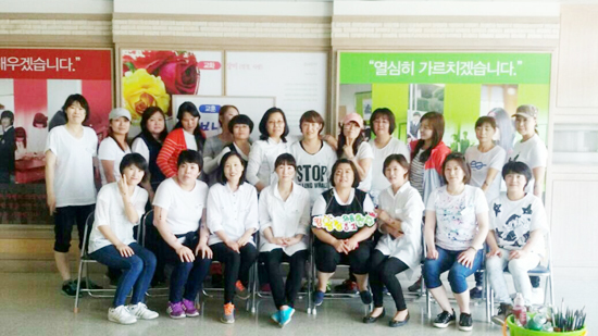 ▲ 한국NGO레인보우(대표 김선영) 안산지회(지회장 진임순)는 26일 학부모 22명을 대상으로 무료재능기부 페이스페인팅 수료식을 가졌다.