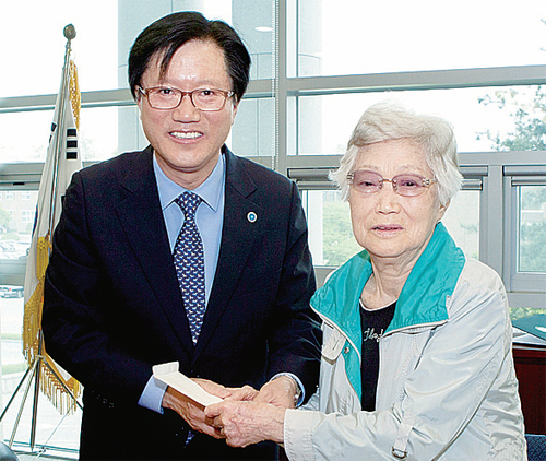 ▲ 10억 원을 기부한 이종순 할머니(오른쪽)와 김상래 삼육대학교 총장이 기부금 전달식을 가진 뒤 기념촬영을 하고 있다.  삼육대학교 제공