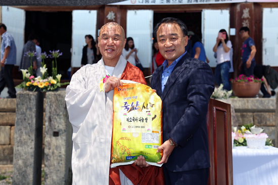▲ 안성시 죽산면 칠장사(주지 지강스님)와 금광면 석남사(주지 덕운스님)가 소외계층을 위한 부처님 자비의 쌀 8천500㎏을 안성시에 맡겼다.