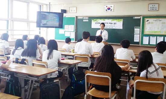 ▲ 덕정중학교는 27일 학생들에게 다양하면서도 실질적인 진로정보를 제공하기 위해 총 18명의 전문 직업인을 학교로 초청, 전교생을 대상으로 ‘진로체험의 날’ 행사를 마련, 재학생들과 전문직업인과의 만남 프로그램을 진행했다.