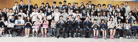 ▲ 오문교 서장신용철 교육장 등 군포지역 교육치안 관계자들이 최근 군포경찰서에서 열린 ‘모범 청소년 포상장학금 전달식’에 참가해 함께 하트를 그리고 있다.
