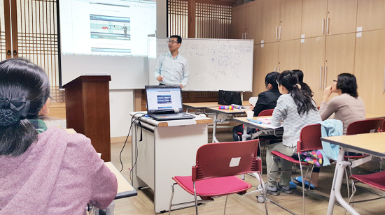 ▲ 군포시에 거주하는 결혼이주여성 12명이 한국어의 어려움을 이겨내고 단체로 국내 운전면허 학과시험에 합격했다.
