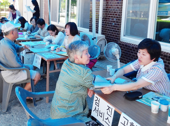 ▲ 오산시는 지난 27일 은계동 주공아파트에서 민·관 사회복지분야 합동으로 ‘현장방문 복지서비스의 날’을 운영했다.
