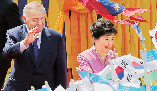 ▲ 손 흔드는 양국 정상 박근혜 대통령과 이슬람 카리모프 대통령 내외가 28일 오전 청와대에서 열린 우즈베키스탄 대통령 공식환영식에서 양국 국기를 든 어린이들의 환영을 받고 있다.    연합뉴스