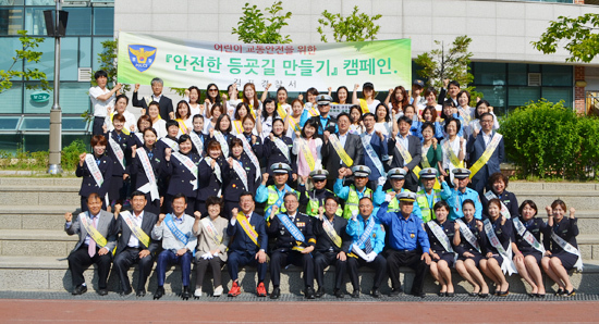 ▲ 김포경찰서(총경 윤승영)는 지난 29일 김포장기초등학교 통학로에서 홍철호 국회의원, 유영록 김포시장, 유영근 김포시의회 의장, 박외순 교육장 및 학부모들로 구성된 녹색어머니회, 모범운전자 등 80여명이 참석한 가운데 등굣길 어린이 교통안전 캠페인을 실시했다