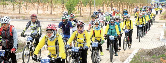 ▲ 2015 tour de DMZ 평화누리길 자전거퍼레이드에 참가한 라이더들이 반환점인 강원도 철원군 DMZ 평화문화광장을 출발해 마지막 코스인 연천 공설운동장으로 향하고 있다.  김시범추상철기자