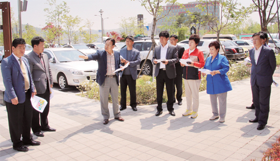 ▲ 남양주시의회 자치행정위원회가 5월 14일 책임 읍면동제 추진에 따른 공유재산관리계획변경 승인 대상지를 방문해 집행부로부터 설명을 듣고 있다