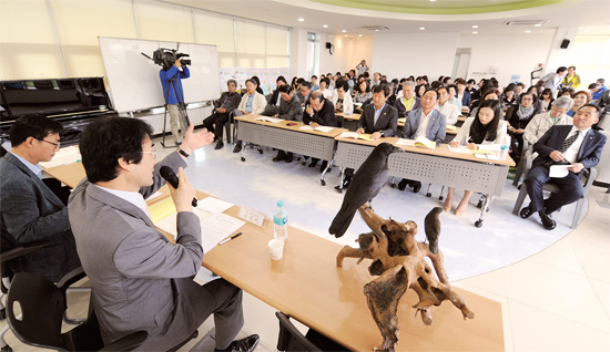 ▲ 오산시는 5월 19일 오산문화원에서 향토문화 전문가, 시 관계자, 시민들이 참석한 가운데 ‘오산시 상징물 변경을 위한 심포지엄’을 개최했다
