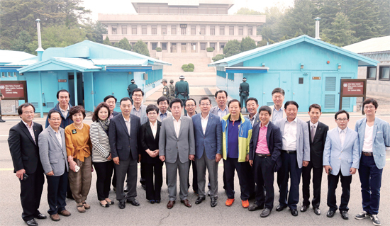 ▲ 정찬민 용인시장을 비롯한 용인지역 주요 인사들이 5월 19일 ‘호국보훈의 달’을 맞아 파주에 있는 판문점 일원을 찾았다
