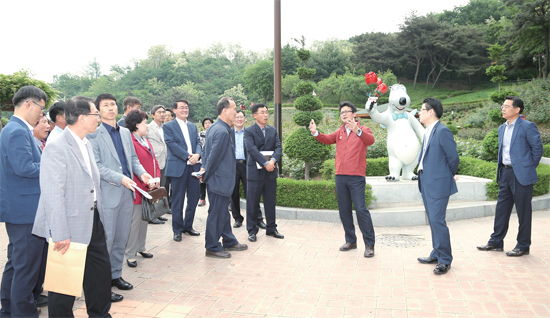 ▲ 5월 18일 김만수 부천시장이 도당주민센터에서 정책기획회의를 주재하고 백만송이 장미원 장미 개화를 맞아 관람객 편의사항을 중점 점검했다
