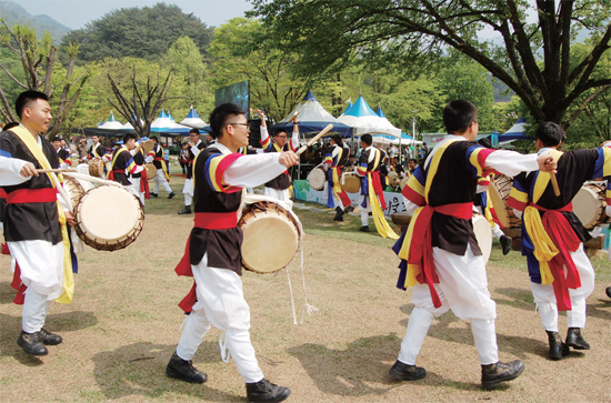 ▲ 육군제20기계화보병사단 풍물놀이패 장병들이 흥겹게 풍물놀이를 펼치고 있다