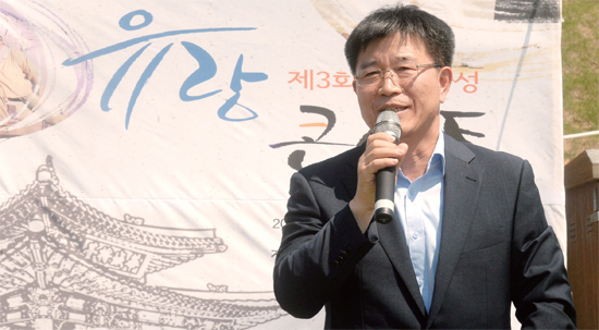 ▲ 본 공연에 앞서 수원문화재단 김정수 대표이사가 관람객들에게 인사말씀을 전하고 있다