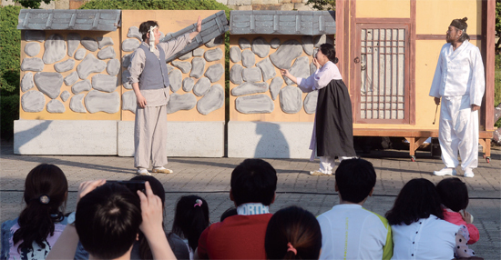 ▲ ‘제3회 수원화성 유랑콘서트’의 마지막 세번째 장소인 수원 장안공원에서 펼쳐진 김유정 원작의 소설 ‘봄봄’ 마당극