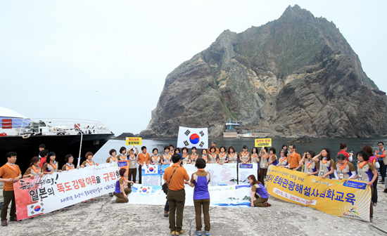 ▲ 고양시는 문화관광해설사들이 광복70주년을 맞아 지난달 28일 독도에서 일본의 영토도발을 규탄하고 위안부문제 사과를 촉구하는 퍼포먼스를 진행했다고 1일 밝혔다.