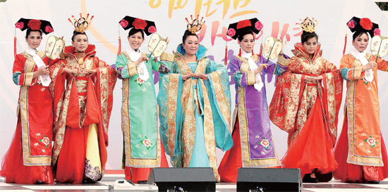 ▲ 어버이날인 5월 8일 ‘2015 아이러브 카네이션 어버이날 축제’에서 중국 귀주성 우당구노년대학 패션 예술단 회원들이 화려한 전통의상 패션쇼를 선 보이고 있다