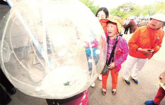 ▲ ‘2015 아이러브 카네이션 어버이날 축제’에 참여한 어르신들이 게임에 참여하며 즐거워하고 있다