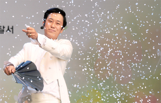 ▲ 축하공연에서 마술사가 화려한 마술을 선보이며 어린이 관람객들의 호응을 받았다
