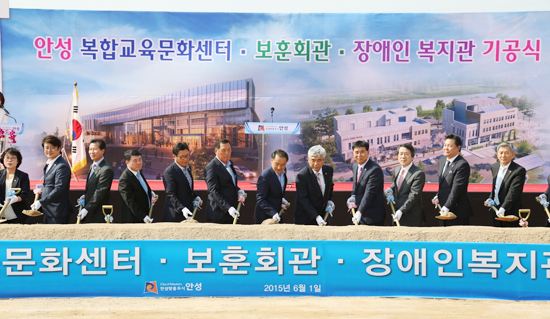 ▲ 1일 안성시 현수동 일원에서 열린 안성복합교육문화센터 기공식에서 황은성 안성시장, 천동현 경기도의회 부의장, 도ㆍ시의원 등 관계자들이 시삽을 하고있다. 안성시 제공