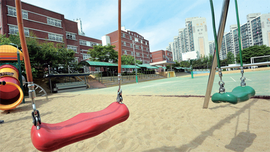 ▲ 1일 의왕시 왕곡초등학교 운동장이 안양교도소 이전을 반대하는 학부모들의 자녀 등교 거부로 텅 비어 있다. 이날 왕곡초등학교는 재학생 443명 중 403명이 등교를 하지 않았다. 전형민기자