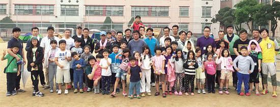 ▲ 의왕 고천초교 ‘아빠와 함께하는 행복 나눔 캠프’에 참가한 아빠와 자녀들이 캠프를 성공리에 마치고 함께 기념촬영을 하고 있다.