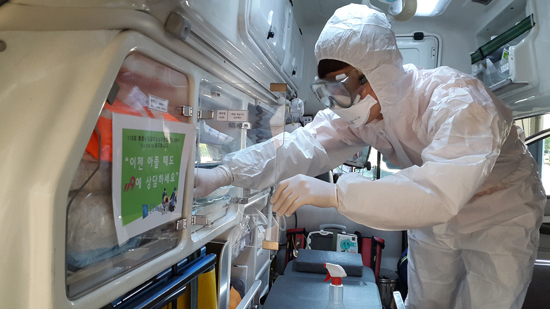 ▲ 군포소방서는 메르스(MERS·중동호흡기증후군)에 대한 방역에 대응하기 위해 구급차를 소독하는 등 철저한 준비를 다하고 있다고 밝혔다.