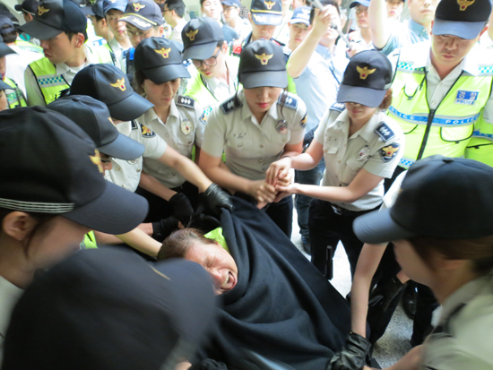 ▲ 의정부 경찰은 4일 오전 9시40분께부터 의경 2개 중대 등 경력 250여명을 동원해 오전 10시15분까지 모두 10명의 장애인과 보조인 2명 등 12명을 강제 해산시켰다.