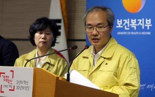 ▲ 메르스 병원명단 2차 공개 추진, 권준욱 보건복지부 중동호흡기증후군(메르스)관리대책본부 기획총괄반장이 6일 정부 세종청사에서 열린 메르스 관련 정례브리핑에 참석해 메르스 병원 명단 추가공개 계획을 발표하고 있다. 연합뉴스