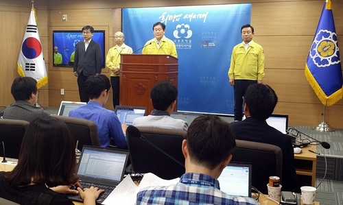 ▲ 메르스 경유 병원공개 : 최경환 국무총리 직무대행이 7일 11시 정부세종청사 국무총리실 브리핑룸에서 중동호흡기증후군(메르스) 확진환자가 발생하거나 경유한 병원 실명을 공개하고 있다. 2015.6.7 /연합