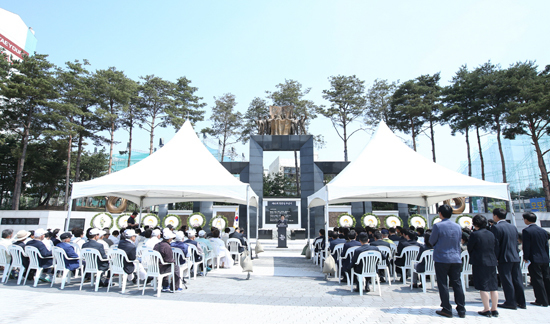 ▲ 고양시는 ’제60회 현충일 추념식’을 지난 6일 고양현충공원 현충탑에서 거행했다고 7일 밝혔다.
