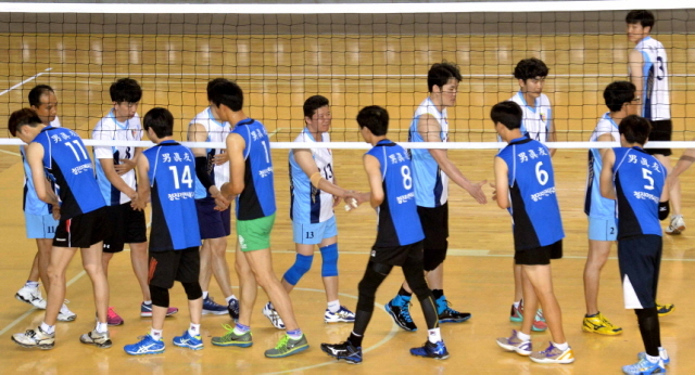 7일 용인 실내체육관에서 열린 2015 경기일보 용인 전국남여 9인제 배구대회에서 남자 종합부 광명시배구연합회팀과 erick남진우팀이 결승경기를 하고 있다.전형민기자