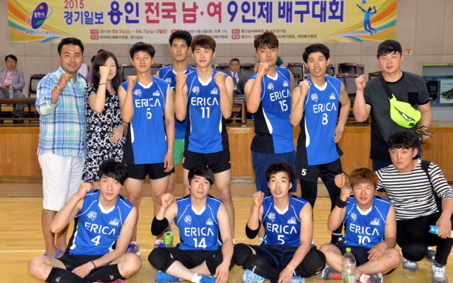 7일 용인 실내체육관에서 열린 2015 경기일보 용인 전국남여 9인제 배구대회 시상식에서 남자 종합부에서 우승한 erick남진우팀이 기념촬영을 하며 파이팅을 외치고 있다.전형민기자