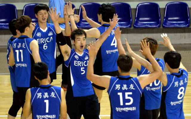 7일 용인 실내체육관에서 열린 2015 경기일보 용인 전국남여 9인제 배구대회  남자 종합부에서 우승한 erick남진우팀이 환호하고 있다.전형민기자