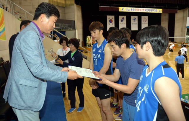 7일 용인 실내체육관에서 열린 2015 경기일보 용인 전국남여 9인제 배구대회 남자 종합부에서 우승한 erick남진우팀.전형민기자