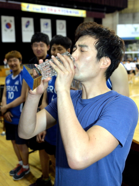 7일 용인 실내체육관에서 열린 2015 경기일보 용인 전국남여 9인제 배구대회 남자 종합부에서 우승한 erick남진우팀.전형민기자