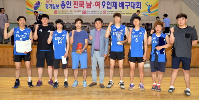 7일 용인 실내체육관에서 열린 2015 경기일보 용인 전국남여 9인제 배구대회 시상식에서 남자 종합부에서 우승한 erick남진우팀이 기념촬영을 하며 파이팅을 외치고 있다.전형민기자