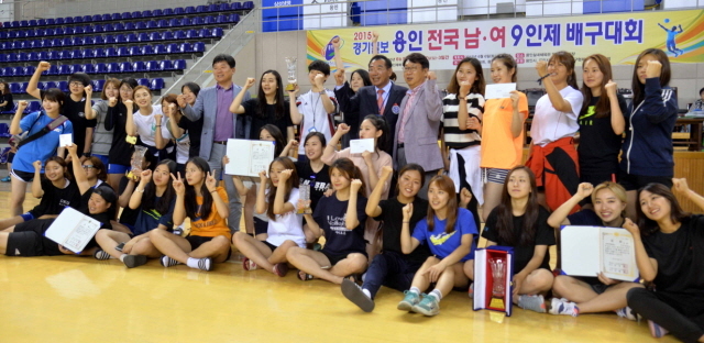 7일 용인 실내체육관에서 열린 2015 경기일보 용인 전국남여 9인제 배구대회 시상식에서 각 부문별 수상자들이 우승을 축하하며 파이팅을 외치고 있다.전형민기자