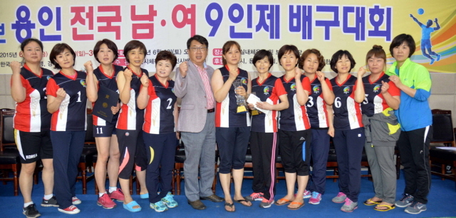 7일 용인 실내체육관에서 열린 2015 경기일보 용인 전국남여 9인제 배구대회 시상식에서 각 부문별 시상을 하고 있다.전형민기자