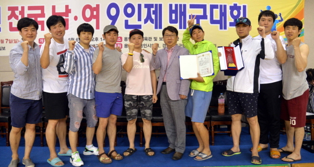 7일 용인 실내체육관에서 열린 2015 경기일보 용인 전국남여 9인제 배구대회 시상식에서 각 부문별 시상을 하고 있다.전형민기자