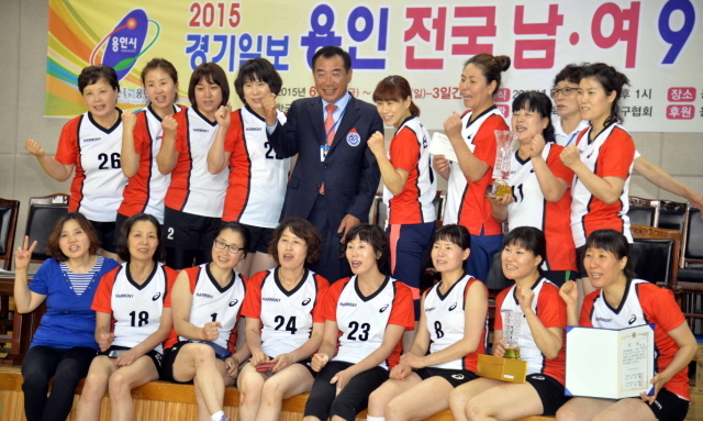 7일 용인 실내체육관에서 열린 2015 경기일보 용인 전국남여 9인제 배구대회 시상식에서 각 부문별 시상을 하고 있다.전형민기자