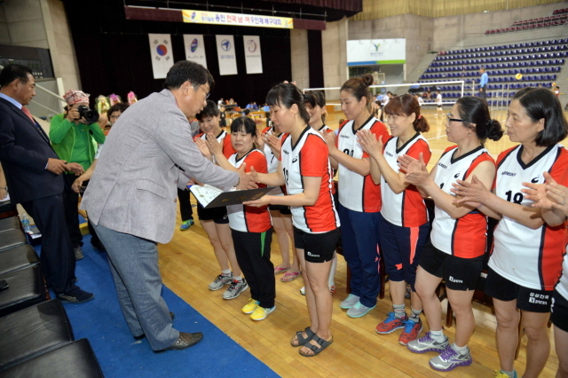 7일 용인 실내체육관에서 열린 2015 경기일보 용인 전국남여 9인제 배구대회 시상식에서 각 부문별 시상을 하고 있다.전형민기자