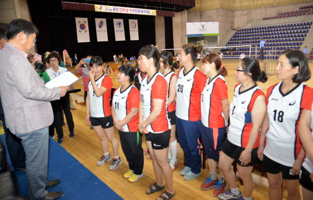 7일 용인 실내체육관에서 열린 2015 경기일보 용인 전국남여 9인제 배구대회 시상식에서 각 부문별 시상을 하고 있다.전형민기자