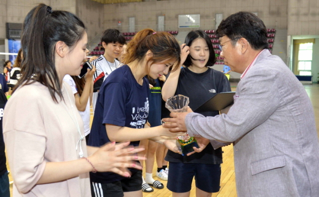7일 용인 실내체육관에서 열린 2015 경기일보 용인 전국남여 9인제 배구대회 시상식에서 각 부문별 시상을 하고 있다.전형민기자