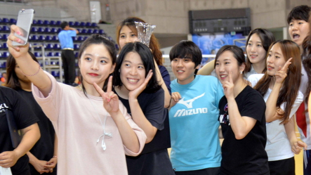 7일 용인 실내체육관에서 열린 2015 경기일보 용인 전국남여 9인제 배구대회 시상식에서 각 부문별 시상을 하고 있다.전형민기자