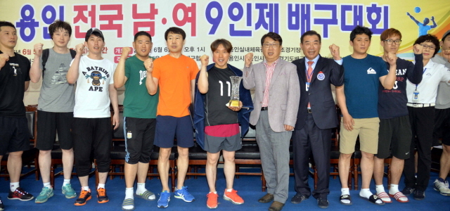7일 용인 실내체육관에서 열린 2015 경기일보 용인 전국남여 9인제 배구대회 시상식에서 각 부문별 시상을 하고 있다.전형민기자