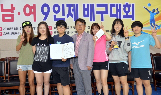 7일 용인 실내체육관에서 열린 2015 경기일보 용인 전국남여 9인제 배구대회 시상식에서 각 부문별 시상을 하고 있다.전형민기자