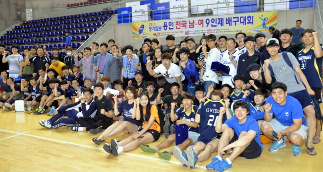 7일 용인 실내체육관에서 열린 2015 경기일보 용인 전국남여 9인제 배구대회 시상식에서 각 부문별 수상자들이 우승을 축하하며 파이팅을 외치고 있다.전형민기자