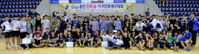 7일 용인 실내체육관에서 열린 2015 경기일보 용인 전국남여 9인제 배구대회 시상식에서 각 부문별 수상자들이 우승을 축하하며 파이팅을 외치고 있다.전형민기자