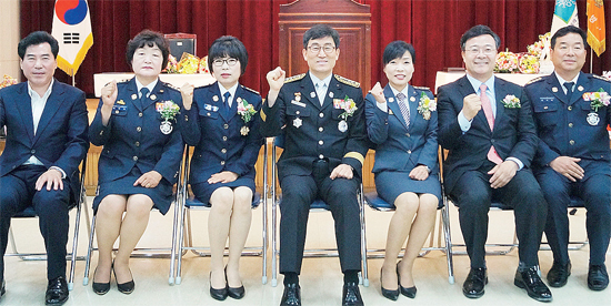 ▲ 김상돈 도의원, 성명자씨, 안기승 의왕소방서장, 김성제 의왕시장, 서학란씨 (왼쪽부터) 등 관계자들이 화이팅을 외치고 있다.  의왕소방서 제공